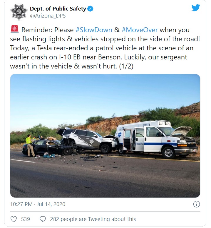 Twitter accident Tesla masina de politie ambulanta Autopilot