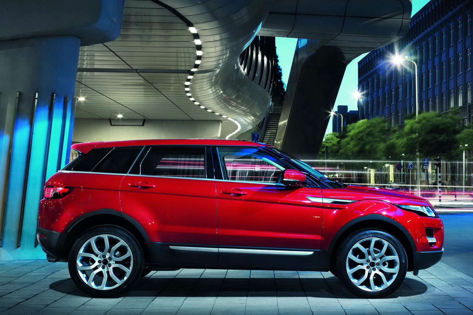 Range Rover Evoque in 5 usi are aceeasi lungime de 4,35 metri ca si versiunea in 3 usi