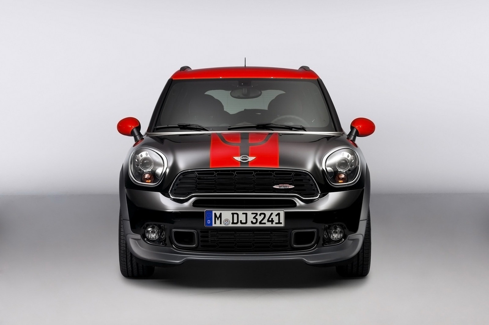 Mini Countryman JCW este particularizat nu doar prin stickere, ci si prin accesorii aerodinamice