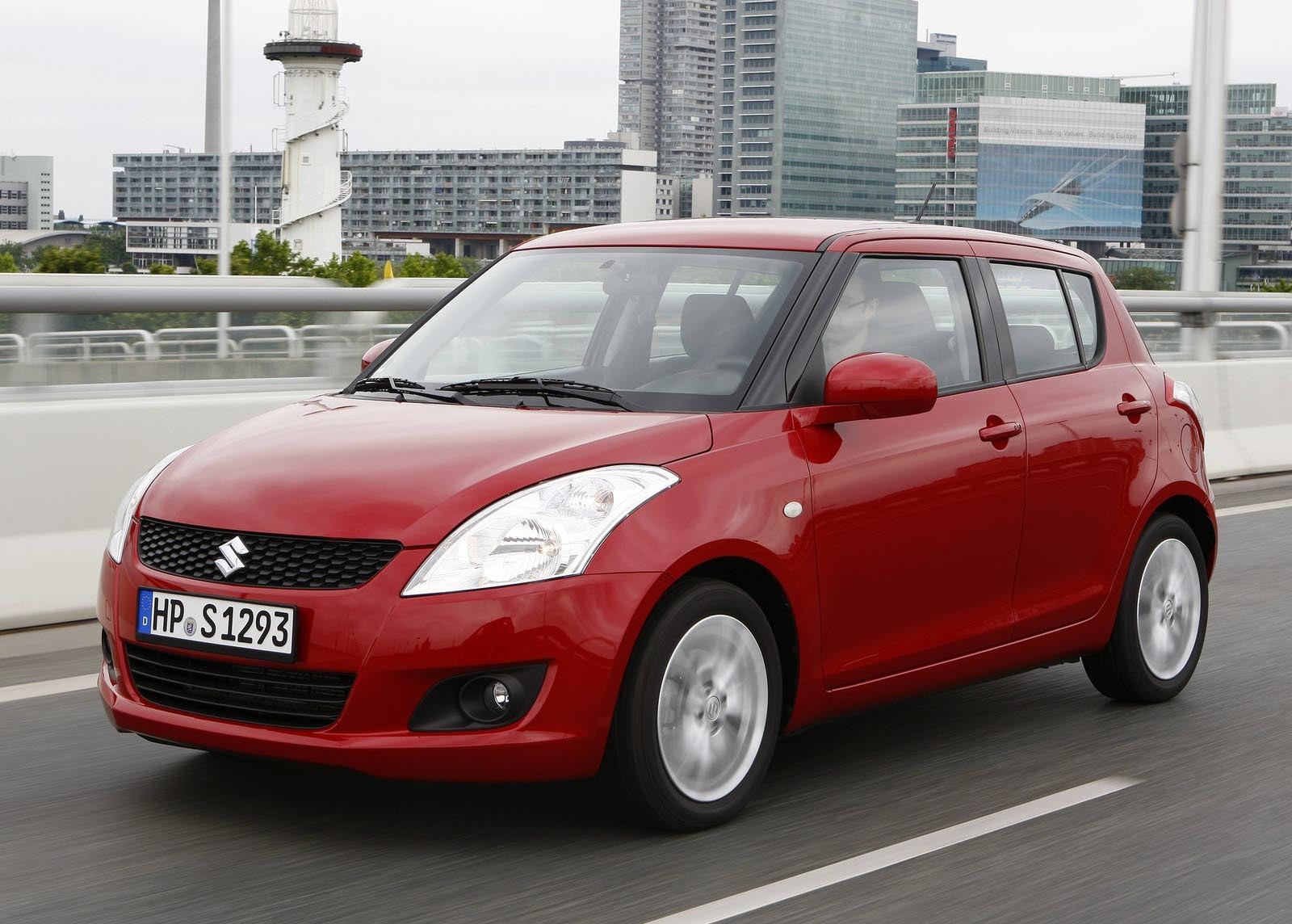 Suzuki Swift are o echipare standard foarte bogata: 1.2 AT costa 14.000 euro