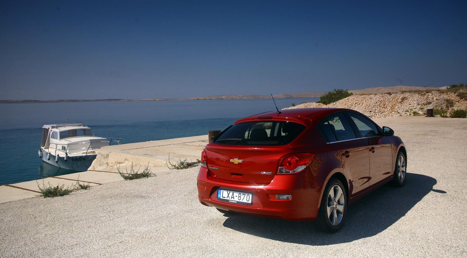 Spatele este desenat cam simplist, desi profilul lui Cruze hatchback este dinamic