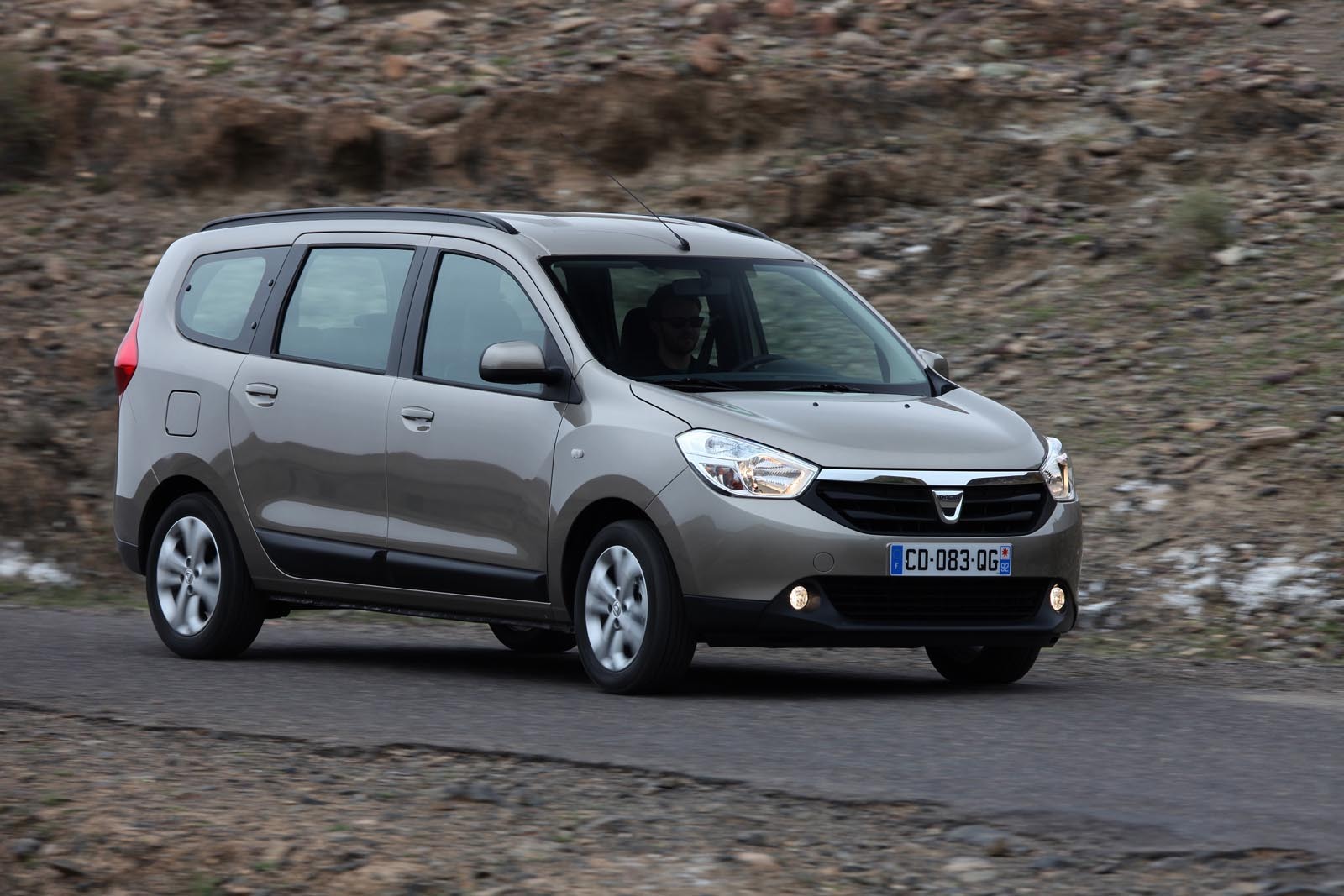 Dacia Lodgy este foarte confortabila pe denivelari, dar si suficient de sigura pe viraje