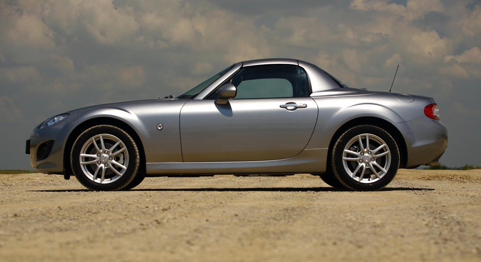 In versiunea cu hardtop, Mazda MX-5 arata omogen si echilibrata