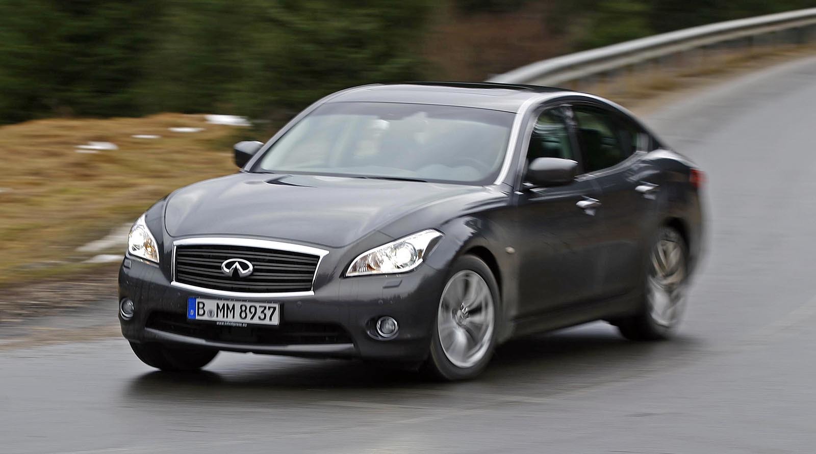 Infiniti M sta bine in curbe, gratie puntii directionale pe spate (sistemul 4WAS)