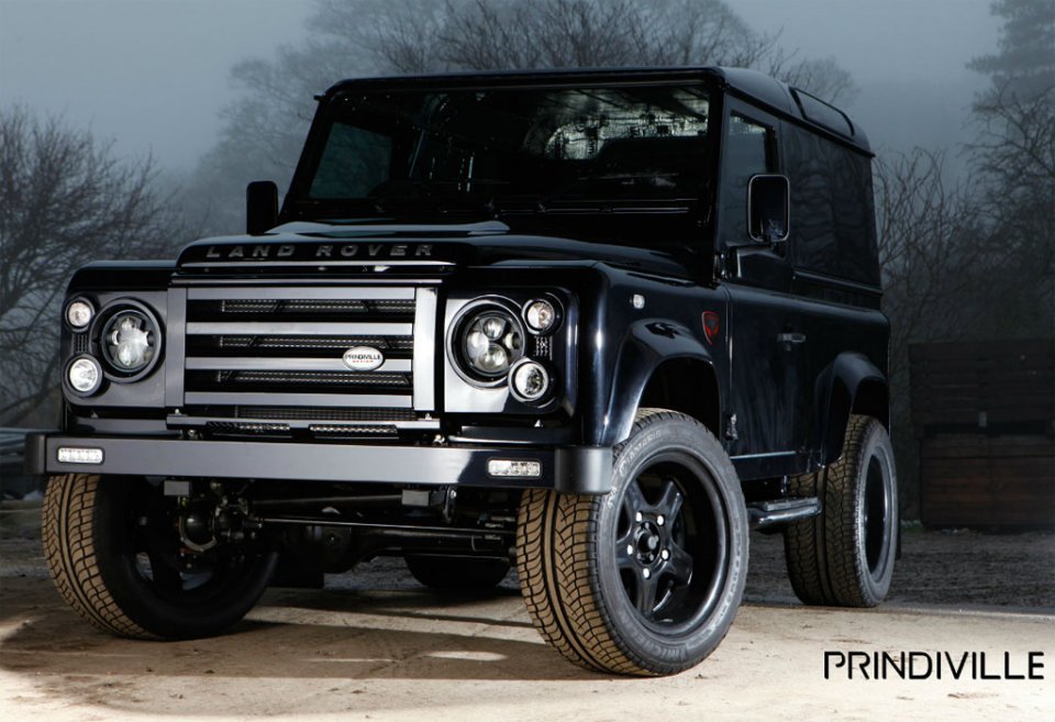 Partea frontala a lui Land Rover Defender este modificata in stil bad boy