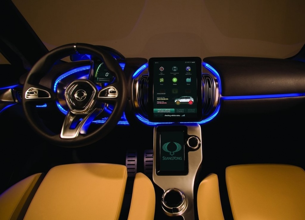 Interiorul lui SsangYong XIV Concept este dotat cu doua tablete moderne, care inlocuiesc butoanele